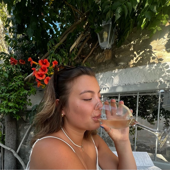 Meet your Posher, Emily - Picture 1 of 1